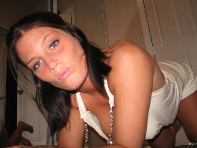 Сексуальная дама позирует без одежды для фотосессии