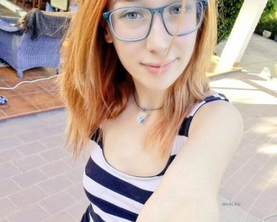 Горячая красотка позирует перед камерой