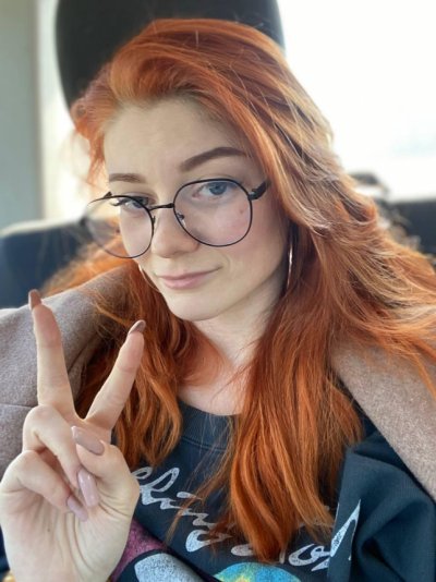 Сексапильная рыженькая дамочка показала свою ухоженную киску