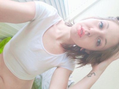 Шикарная красотка на эротических фото: обнаженная прелесть с смелыми ножками и аппетитной попкой