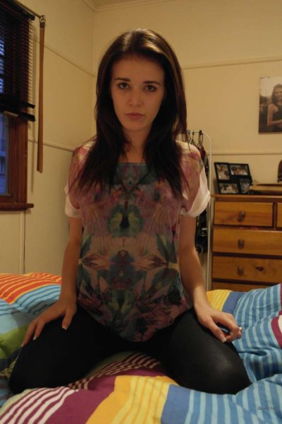 Красивая малышка демонстрирует свою пушистую киску