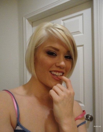 Юная светловолосая красотка сосет и отдается в жопу