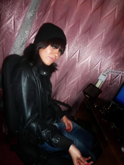 Сладкая брюнетка в шоколаде раздевается и делает минет