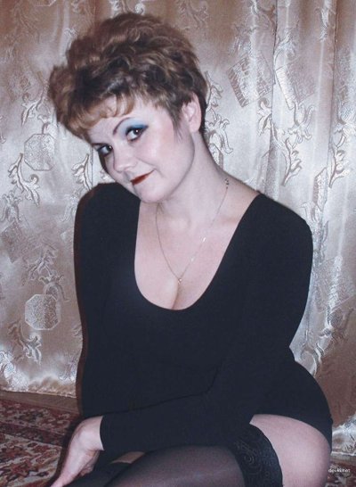 Опытная красотка показывает свои прелести в чулках