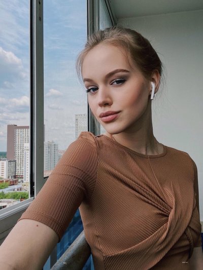 Нежная мурлыкающая милашка: развратные игры взрослых