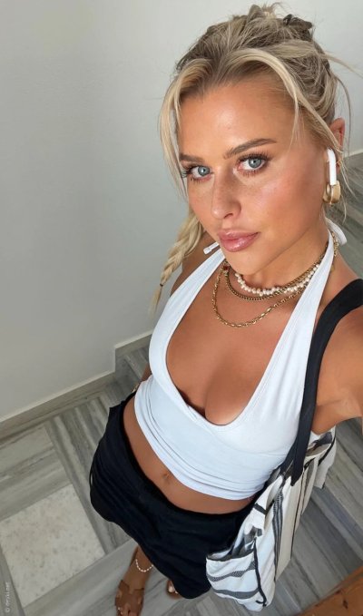 Сексуальная красотка демонстрирует свою обнаженную загорелую фигуру