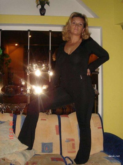 Мамочка страстно облизывает стоячие члены