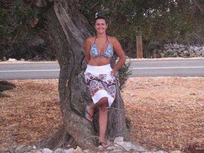 Как девушка наслаждается отдыхом на солнечном побережье моря