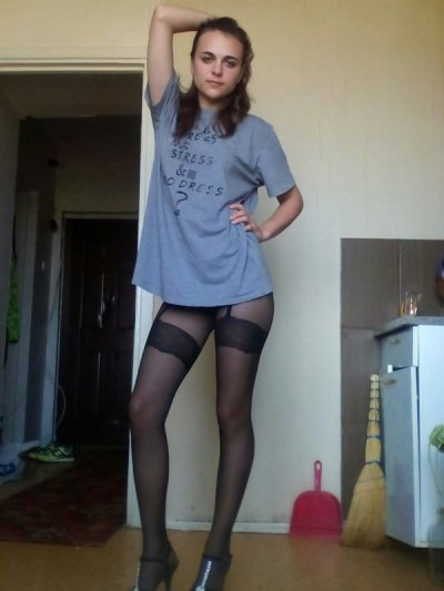 Сладкая красотка не комплексует из-за своего тела и обожает позировать на домашних снимках