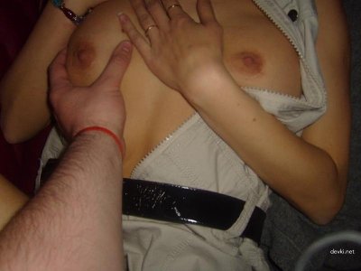 Развратная супруга демонстрирует бюст после веселой вечеринки