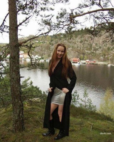 Оголтелая супруга раздевается до гола и демонстрирует свои изысканные кривые в природном окружении.