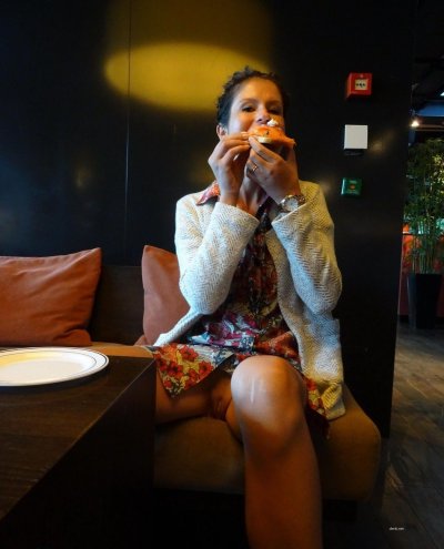 Опытная дама без нижнего белья прогуливается