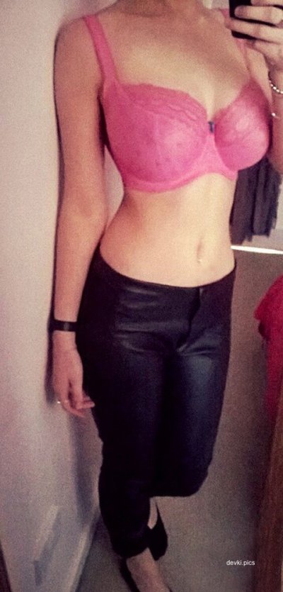 Привлекательные груди красотки на частных голых фото