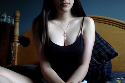 Большегрудая красотка демонстрирует свою киску