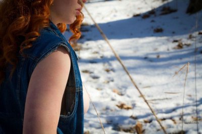 Грудастая рыжая красотка показывает свое обнаженное тело на улице