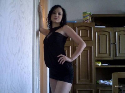 Обнаженная милашка снимает себя перед зеркалом