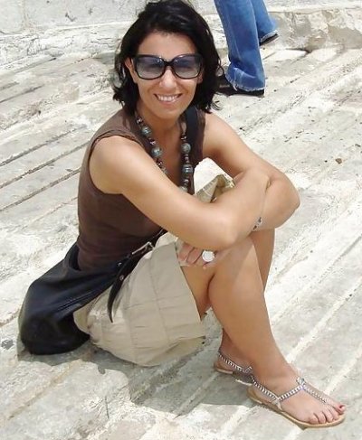 Горячая мамочка показывает свою аппетитную задницу на частных фото