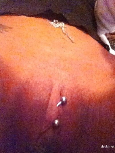 Милашка с украшениями в груди и интимной зоне