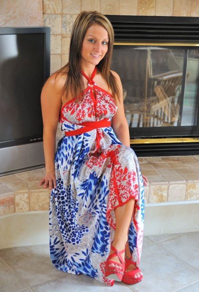 Шлюха дрочит каблуком красных туфель, получает удовольствие