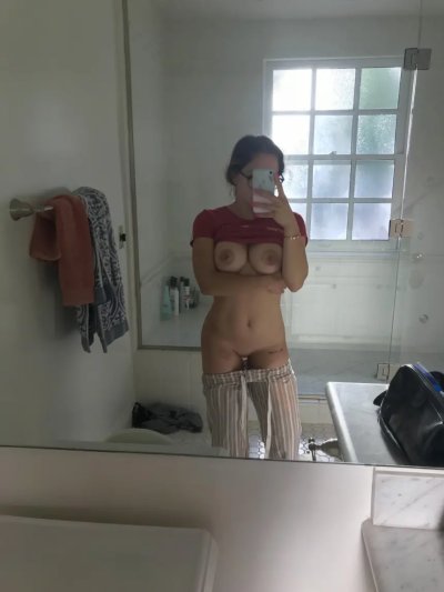 Пылкие снимки без одежды бисексуальной красотки.