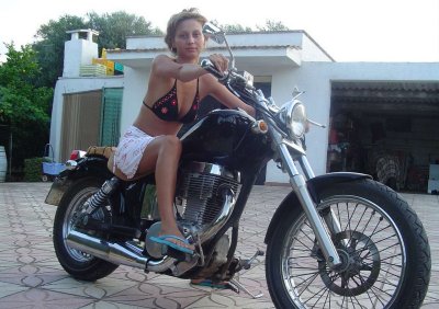 Соблазнительная дама с потрясающими изгибами представляет свое голое тело на интимных фото