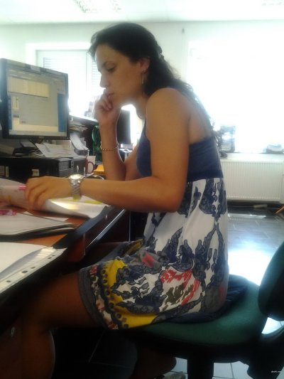 Фотомодель показывает себя в офисе и у себя дома