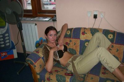 Стройная красавица позирует на стуле в откровенной обстановке