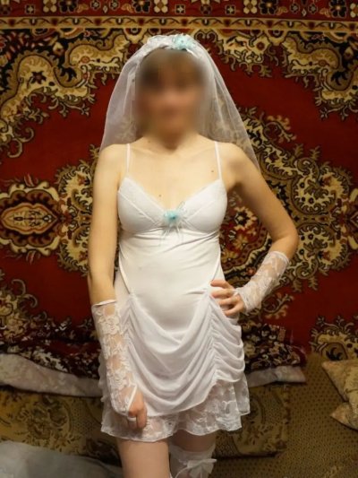 Опытная стройная красотка показывает свои прелести перед партнером в роли невесты