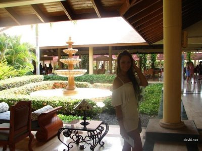 Молодая привлекательная красотка на каникулах