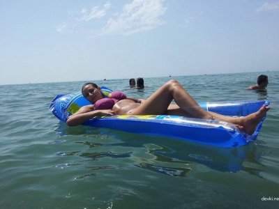 У девушки потрясающие формы груди