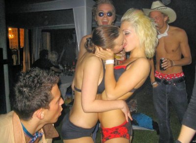 Вечеринка красоток: разврат и безудержное веселье!