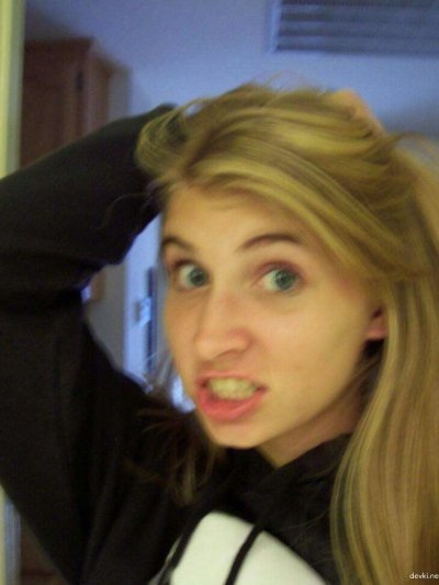 Незабываемое селфи привлекательной блондинки в интимной обстановке