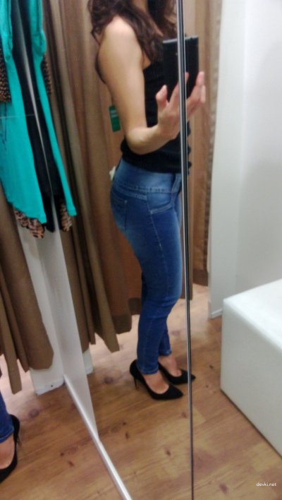 Девушка без одежды в примерочной: сексуальное шоу!