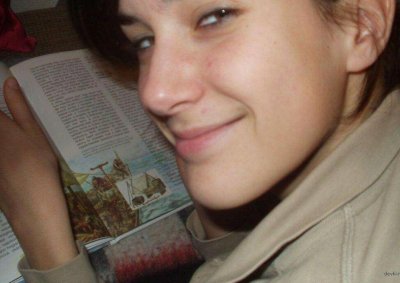 Красотка фотографируется без одежды у себя дома