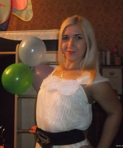 Жена-блондинка с удовольствием позирует в обнаженном виде!