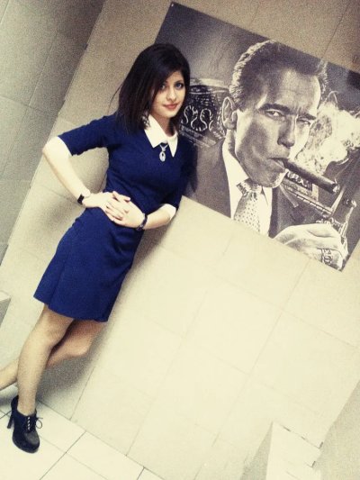 Раскрепощенная красотка с тату выставляет свои прелести