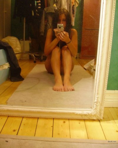 Отлично демонстрирует себя в интимном наряде!