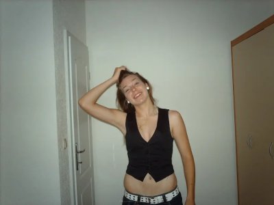 Соблазнительная красотка позирует в чулках и сексуальном нижнем белье!