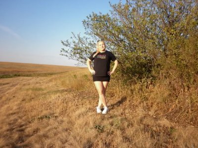 Развратная брюнетка показала свои прелести в лесу