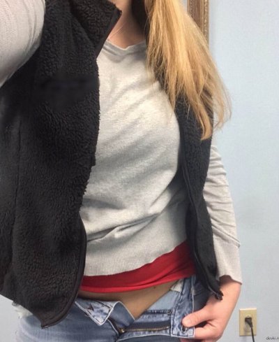 Шлюха мастурбирует и отсасывает хуй