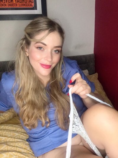 Сексуальная баба с золотистыми волосами раскрывает ножки