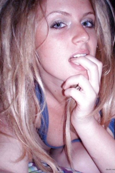 Молоденькая красавица показывает свое обнаженное тело