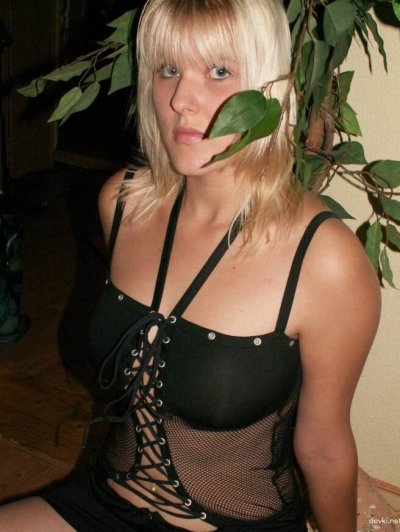 Сексуальные фото привлекательной блондинки из ее интимного фотоальбома