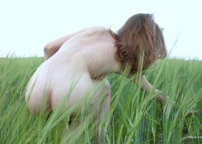 Милашка показывает свои прелести на соломе