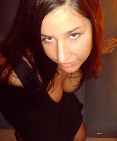 Длинноволосая красотка на стуле снимает нижнее белье