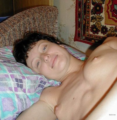 Обнаженная дама демонстрирует интимные места