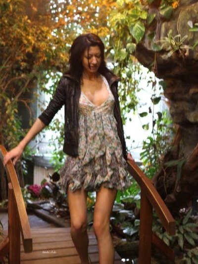 Тонкая брюнеточка без комплексов демонстрирует свои прелести