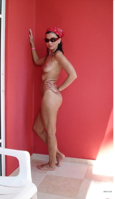 Сексапильная красотка 18+ демонстрирует свои прелести без одежды