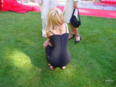 Интимные фотографии молодой пары: уютные моменты и страстные поцелуи.