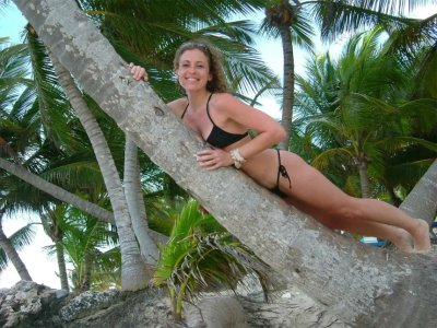 Красотка с отличной попой снимает себя обнаженной на каникулах